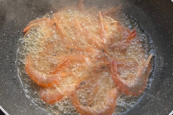 红烧基围虾，简简单单让你多吃几碗饭第三步