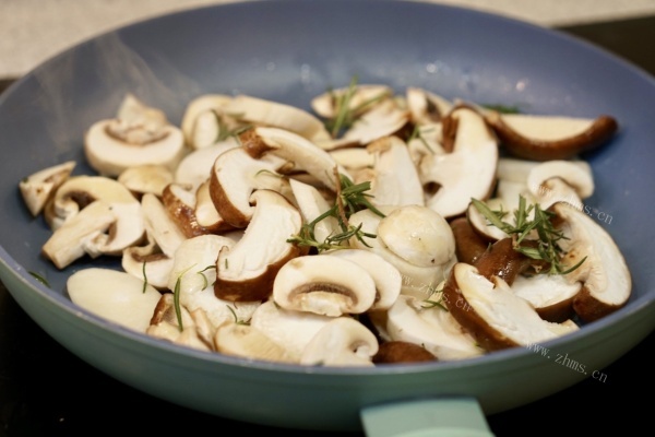 烤菌菇，适当加点香草以及黑胡椒，增添几番自然之味第四步