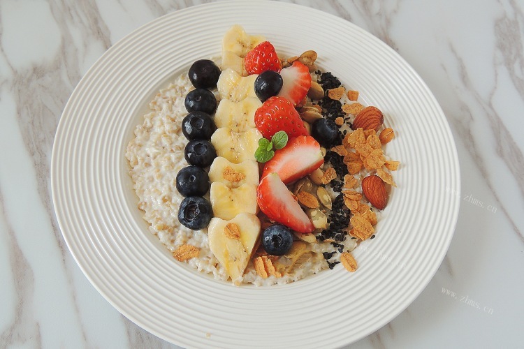 牛奶燕麦，加点水果，让你享受健康早餐