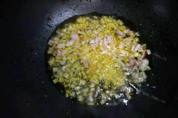 牛肉香菇酱，配点剩饭一起炒，轻松解决一餐第四步