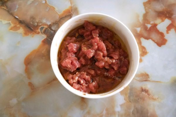 牛肉香菇酱，配点剩饭一起炒，轻松解决一餐第三步