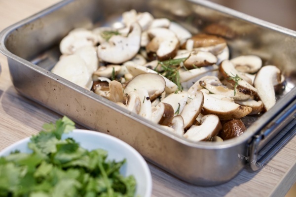 烤菌菇，适当加点香草以及黑胡椒，增添几番自然之味第五步