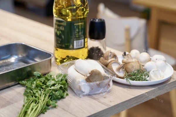 烤菌菇，适当加点香草以及黑胡椒，增添几番自然之味第一步