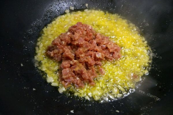 牛肉香菇酱，配点剩饭一起炒，轻松解决一餐第五步