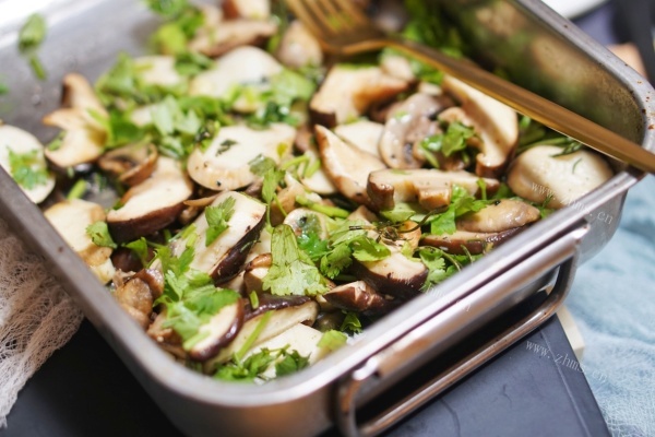 烤菌菇，适当加点香草以及黑胡椒，增添几番自然之味第六步