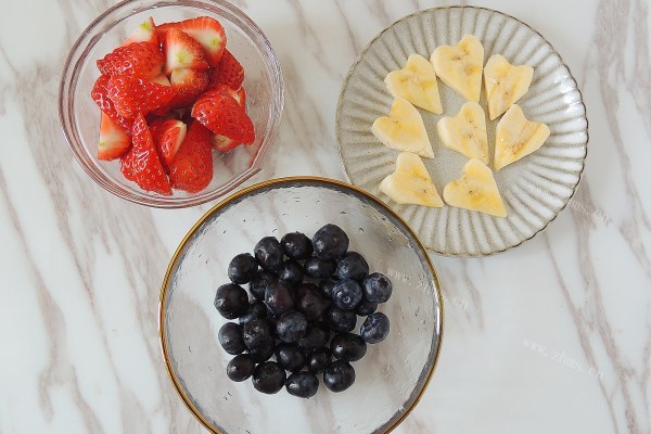 牛奶燕麦，加点水果，让你享受健康早餐第七步