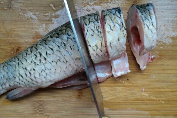 最简单的红烧鱼的做法，让你的年夜饭更加丰富第五步