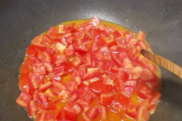 西红柿炖豆腐，每一口绵软多汁第四步