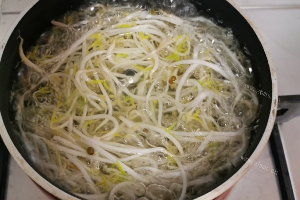 四川凉面可是夏季常常出现的一道菜肴第三步